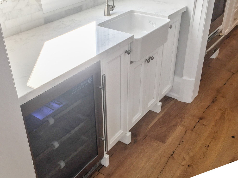 Kitchen - transitional kitchen idea in Toronto