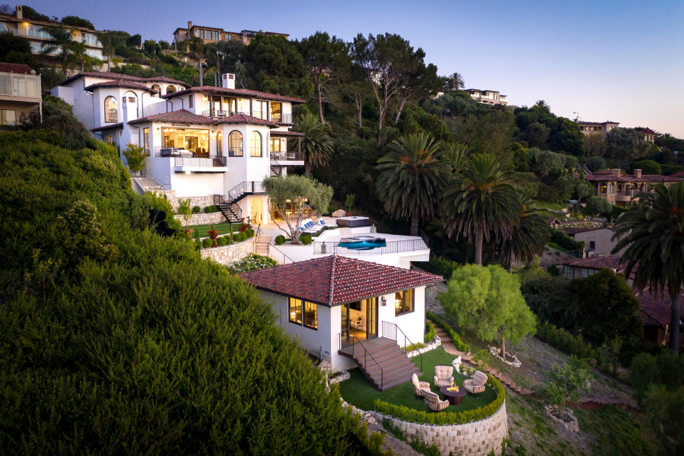 Geräumiges Mediterranes Einfamilienhaus mit Putzfassade, weißer Fassadenfarbe, Ziegeldach und rotem Dach in Los Angeles