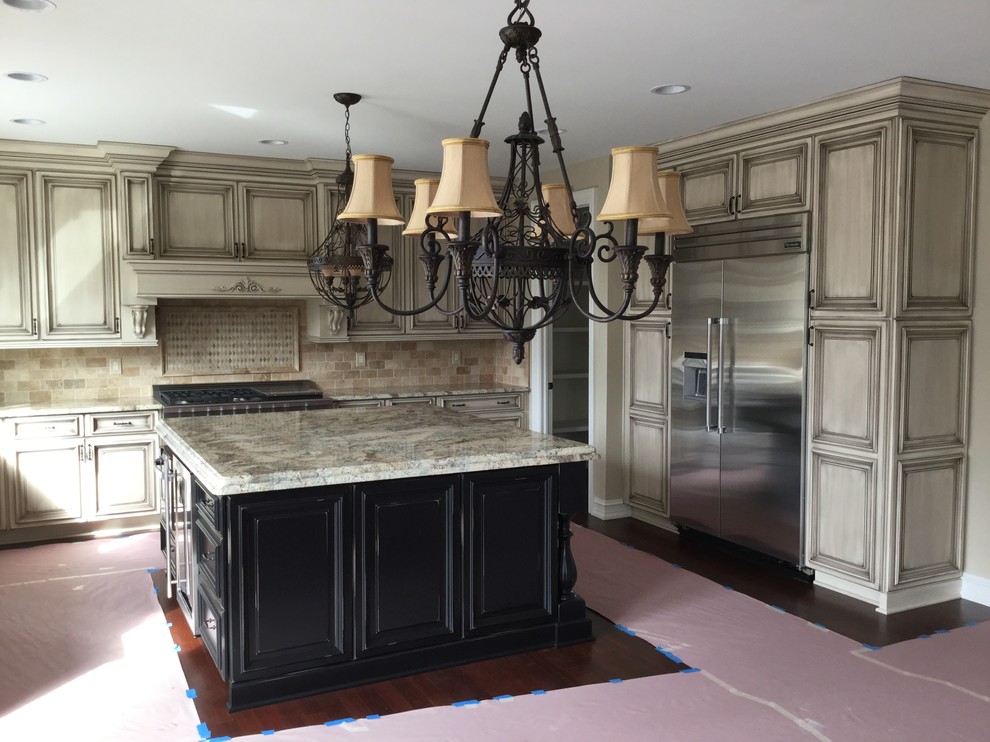 Kitchen - transitional kitchen idea