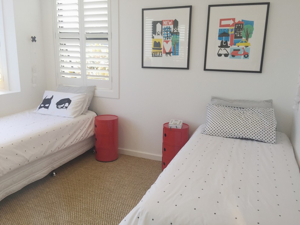 Small scandinavian kids' bedroom in Sydney with white walls, carpet and beige floor for kids 4-10 years old and boys.