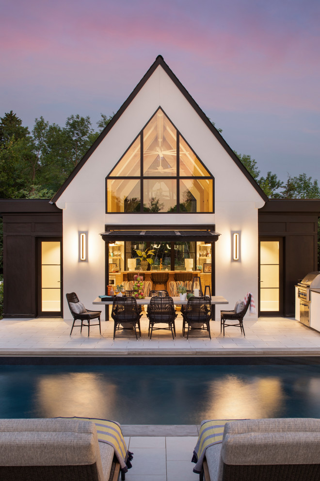 Idée de décoration pour une façade de maison blanche minimaliste de taille moyenne et de plain-pied avec un toit gris.