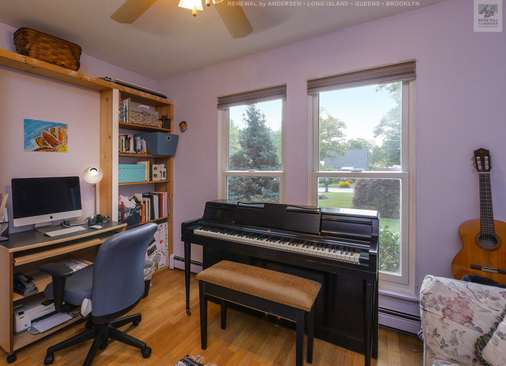 Cette photo montre un bureau de taille moyenne et de type studio avec un mur violet, un sol en bois brun, aucune cheminée et un bureau intégré.