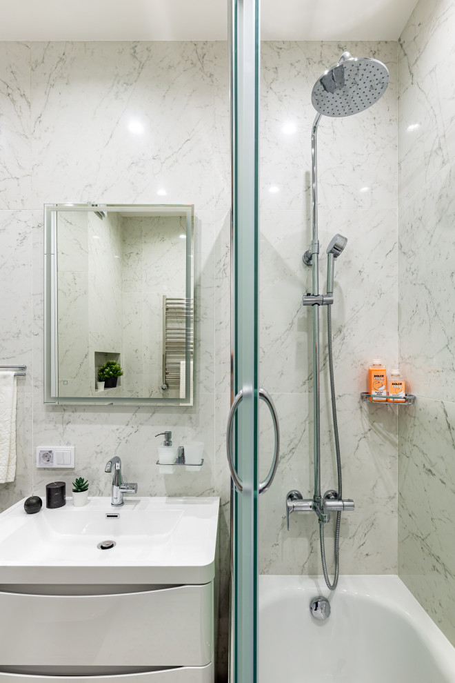 Стильный дизайн: маленькая серо-белая ванная комната в скандинавском стиле с фасадами с утопленной филенкой, душевой кабиной, столешницей из искусственного камня, зеркалом с подсветкой и подвесной тумбой для на участке и в саду - последний тренд