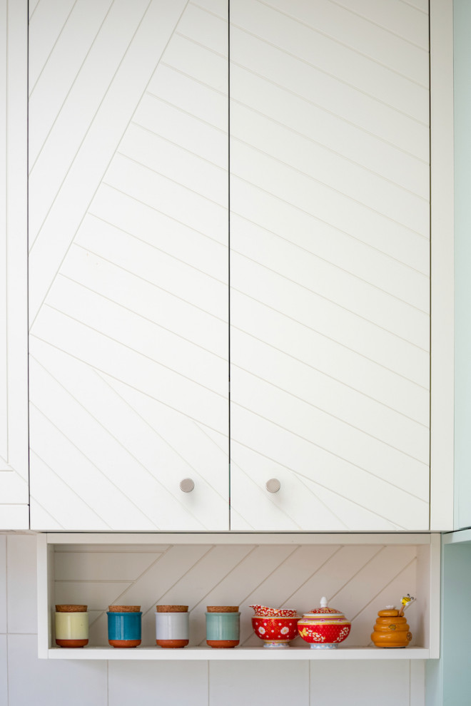 Klassisk inredning av ett stort grå grått kök, med en dubbel diskho, släta luckor, gröna skåp, bänkskiva i betong, vitt stänkskydd, stänkskydd i keramik, rostfria vitvaror, mellanmörkt trägolv, en köksö och brunt golv