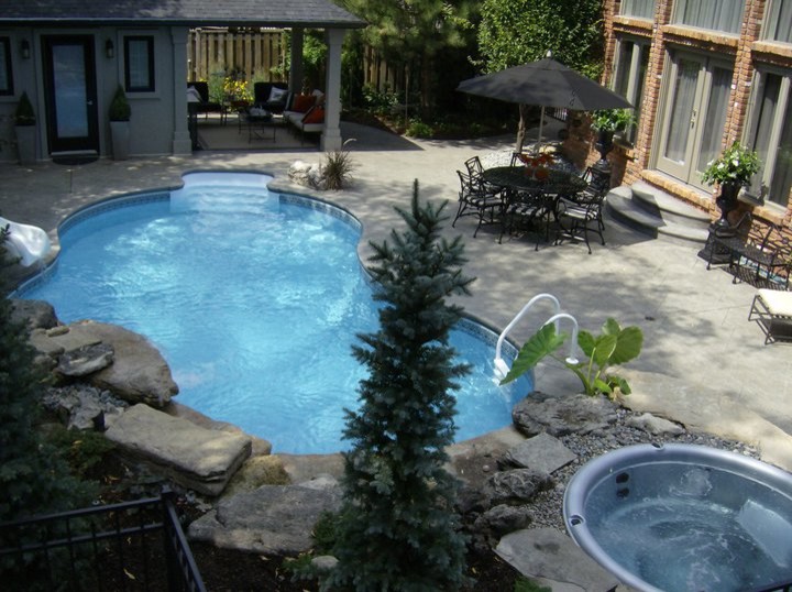 Example of a large backyard stone pool design in Toronto