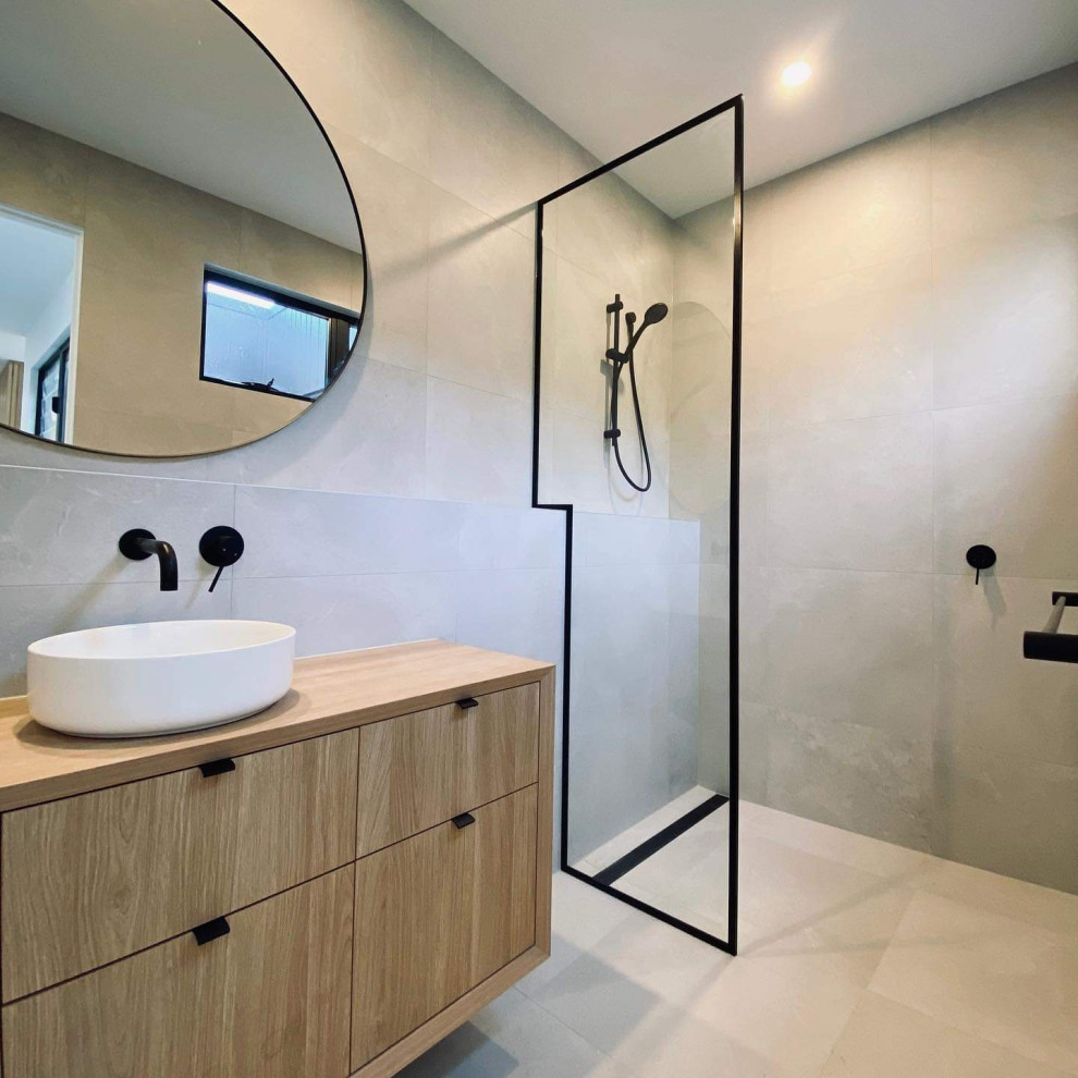 This is an example of a modern bathroom in Sunshine Coast with an open shower.