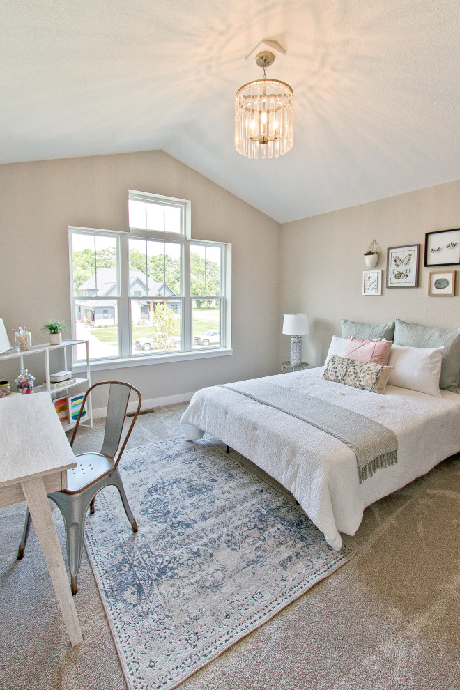 Klassisches Schlafzimmer mit beiger Wandfarbe, Teppichboden, beigem Boden und gewölbter Decke in Sonstige