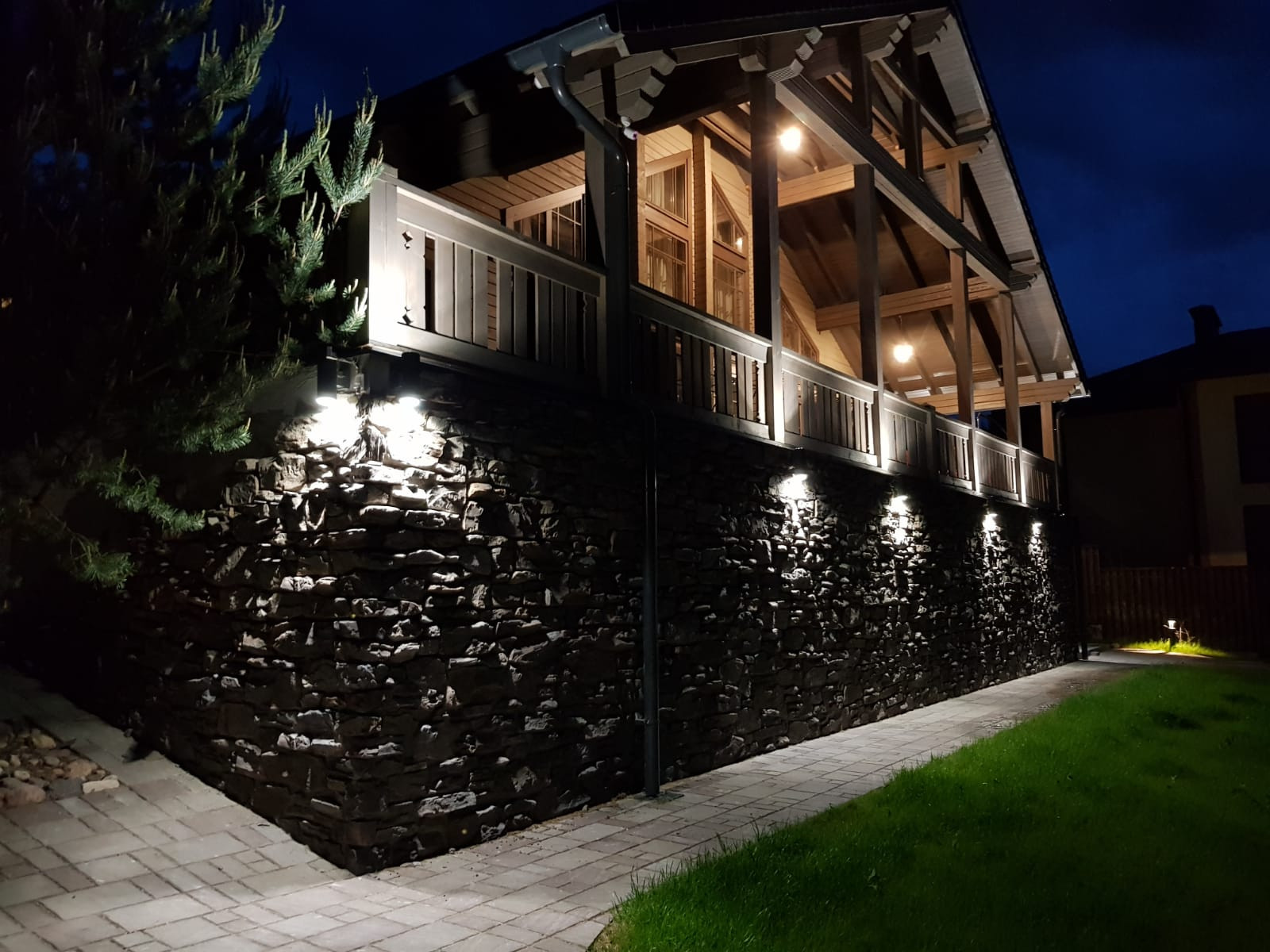 Дом из бруса в стиле шале.