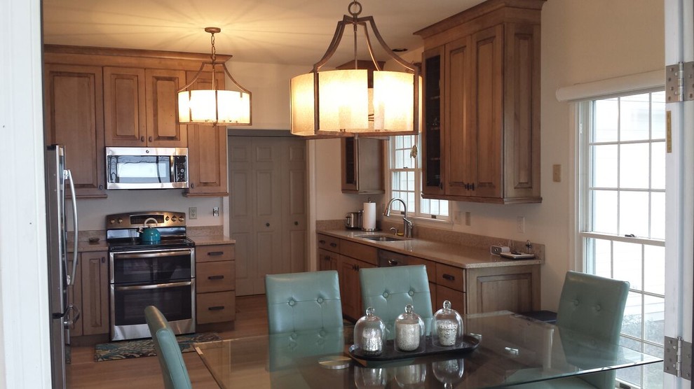 Transitional kitchen photo in Richmond