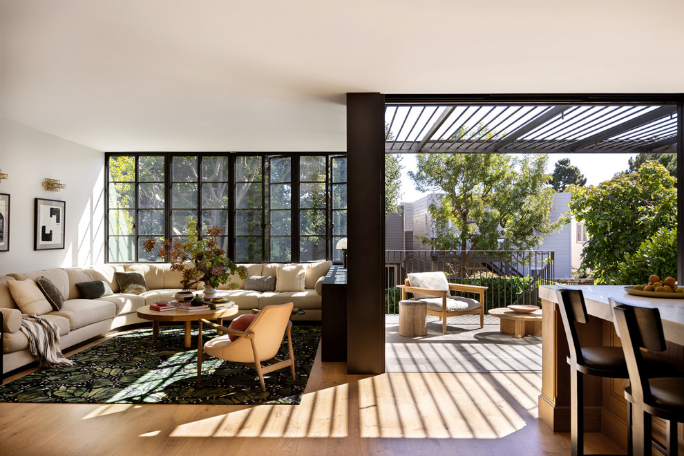 Источник вдохновения для домашнего уюта: гостиная комната в стиле модернизм с светлым паркетным полом, коричневым полом, ковром на полу и белыми стенами