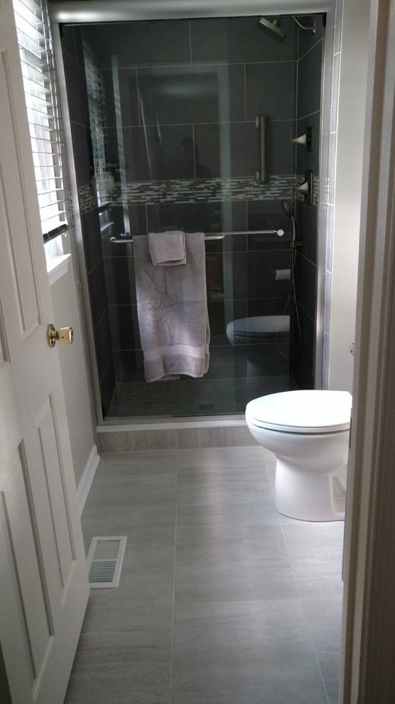 Photo of a mid-sized traditional master bathroom in Baltimore with grey walls, travertine floors and granite benchtops.