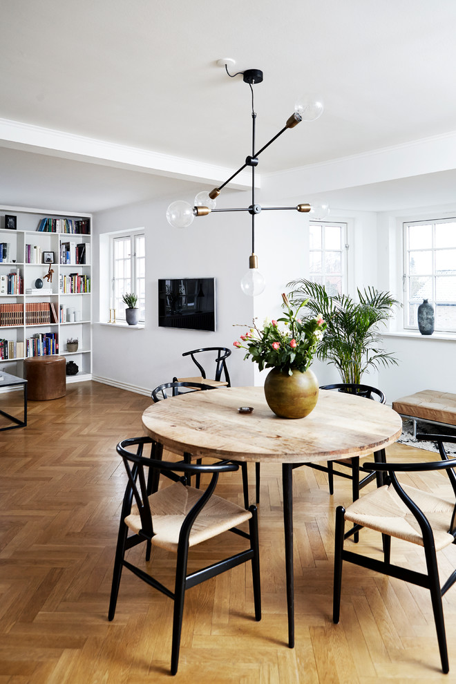 This is an example of a scandinavian family room in Aarhus.