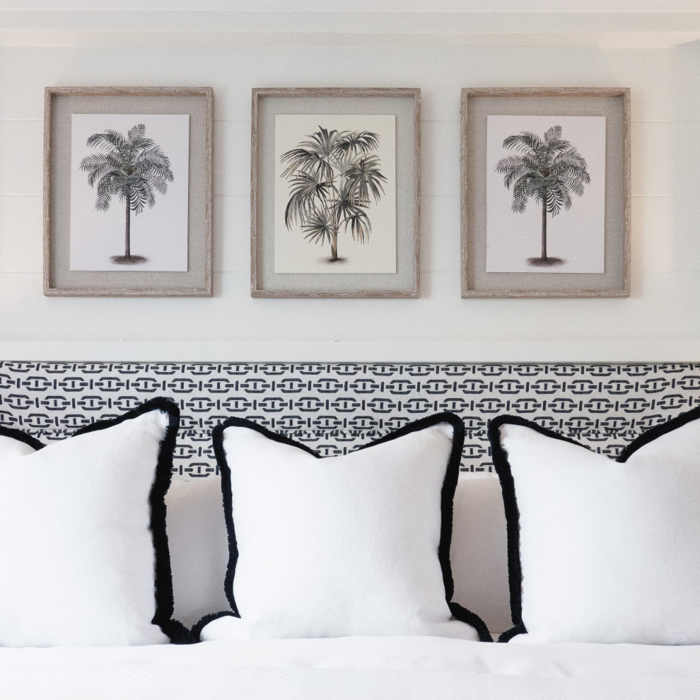 Mittelgroßes Maritimes Hauptschlafzimmer mit weißer Wandfarbe, Laminat, braunem Boden und Wandpaneelen in Sonstige