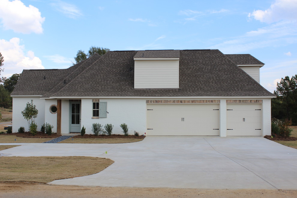 Example of a transitional home design design in Jackson