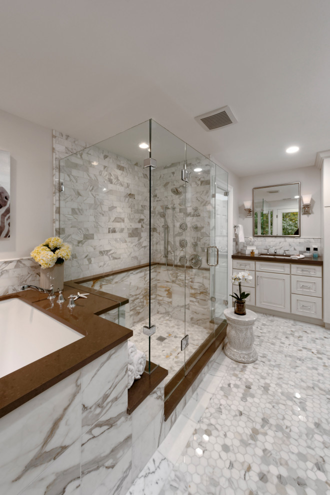 Стильный дизайн: главная ванная комната среднего размера в современном стиле с врезной раковиной, тумбой под одну раковину и встроенной тумбой - последний тренд