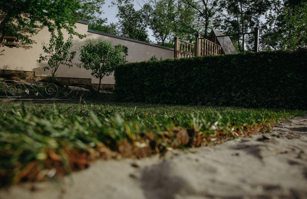 Монтаж системы автоматического полива и укладка рулонного газона в Новороссийске