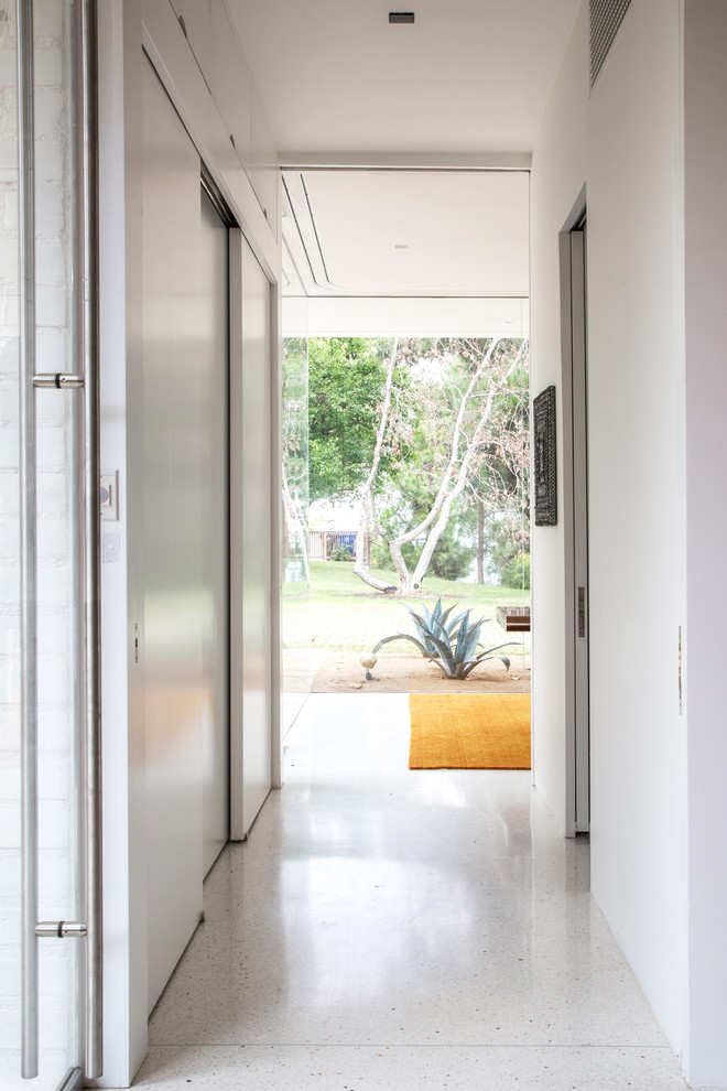 This is an example of a midcentury hallway in Los Angeles.