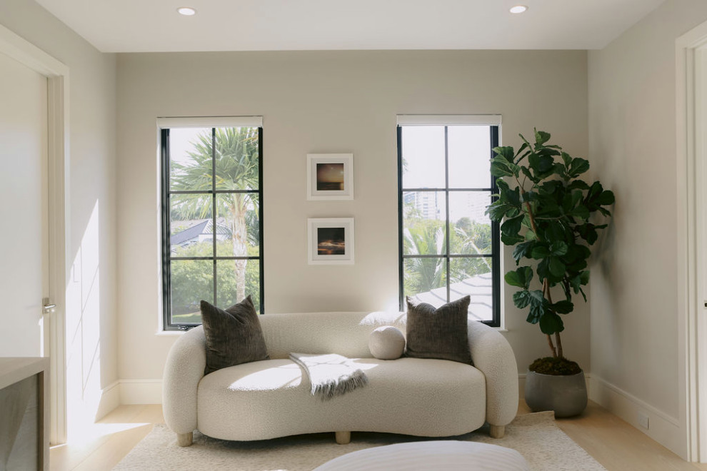 Transitional home design photo in Miami
