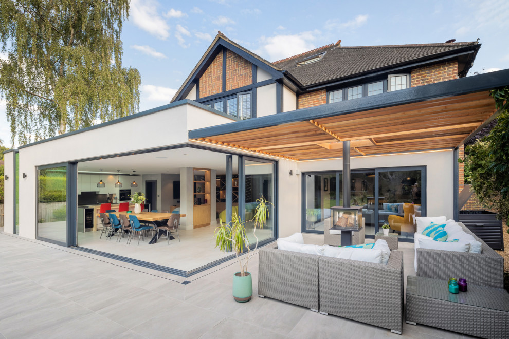 Großes, Einstöckiges Modernes Einfamilienhaus mit Putzfassade, Flachdach und grauem Dach in Surrey