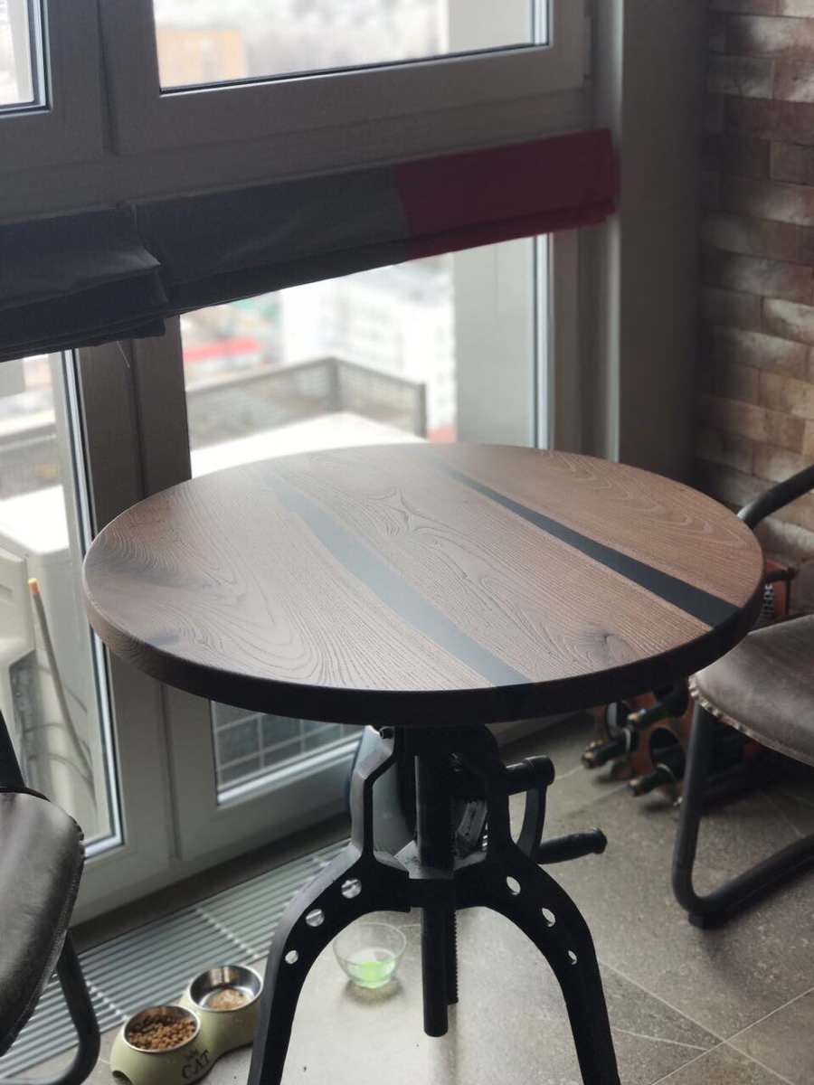 Круглый стол из карагача с речкой