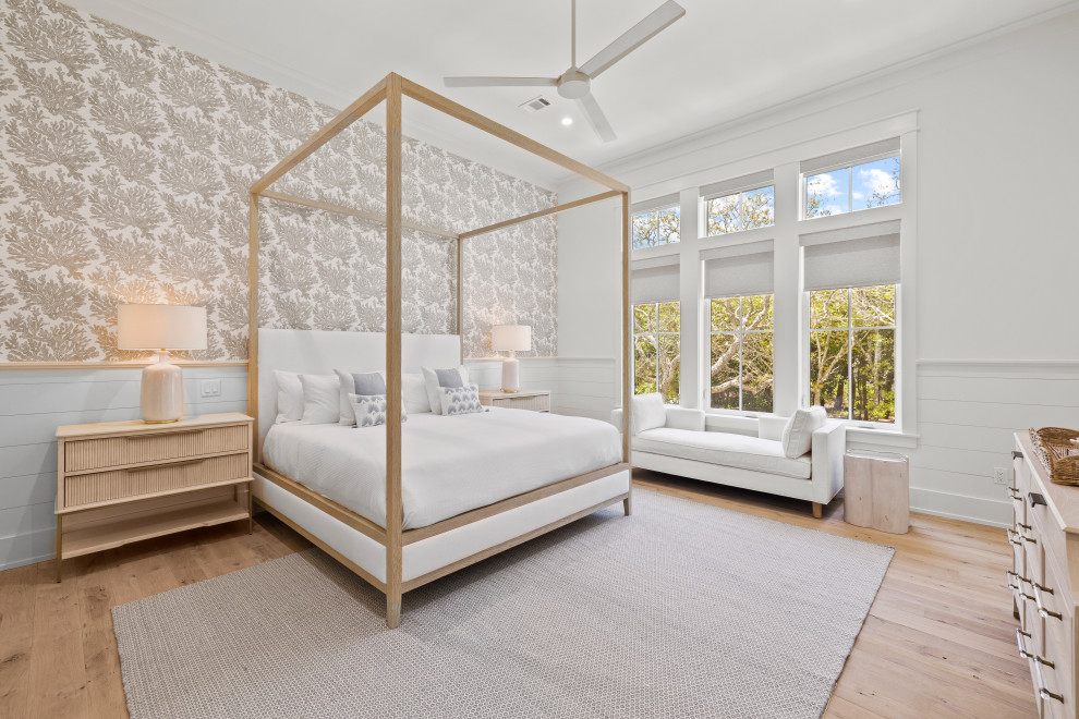 Großes Maritimes Hauptschlafzimmer mit weißer Wandfarbe, hellem Holzboden und Tapetenwänden in Miami
