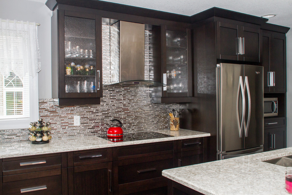 Kitchen - transitional kitchen idea in Toronto