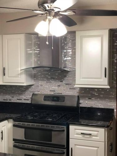 Transitional kitchen photo in Chicago