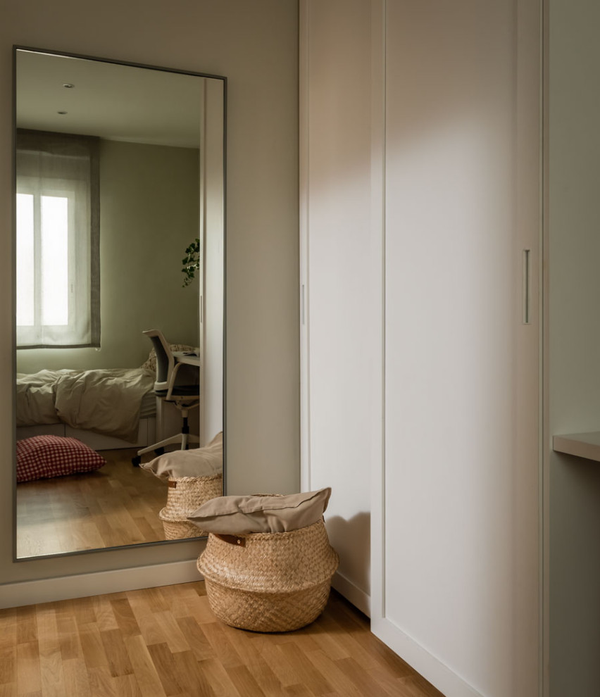 Imagen de dormitorio nórdico con suelo de madera en tonos medios