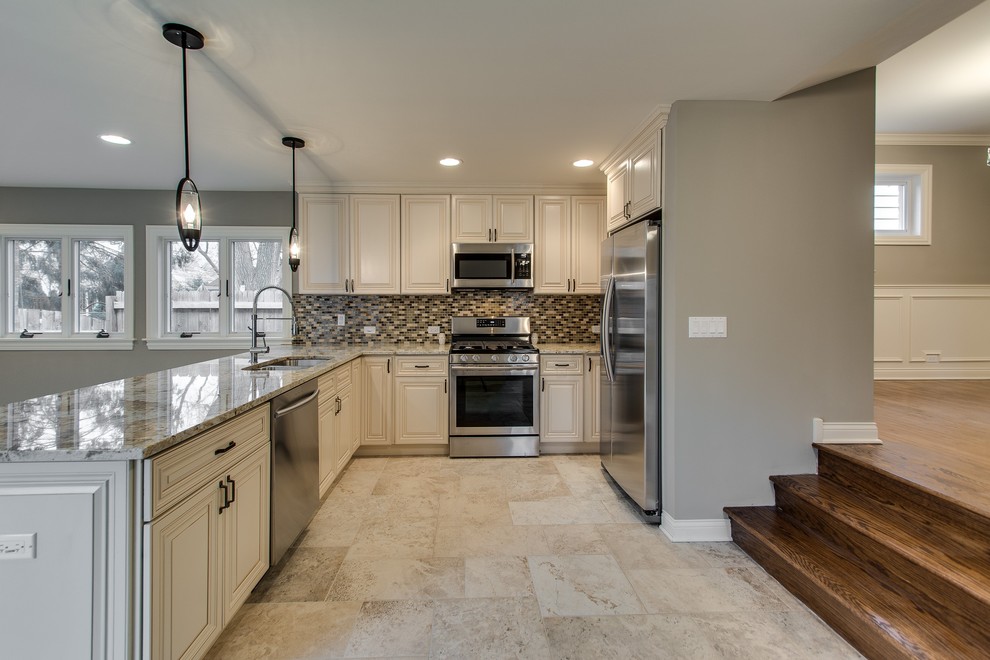 Kitchen - transitional kitchen idea in Chicago