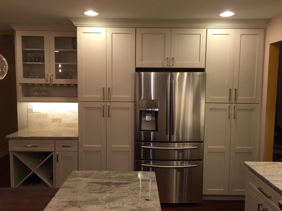 Transitional kitchen photo in Chicago