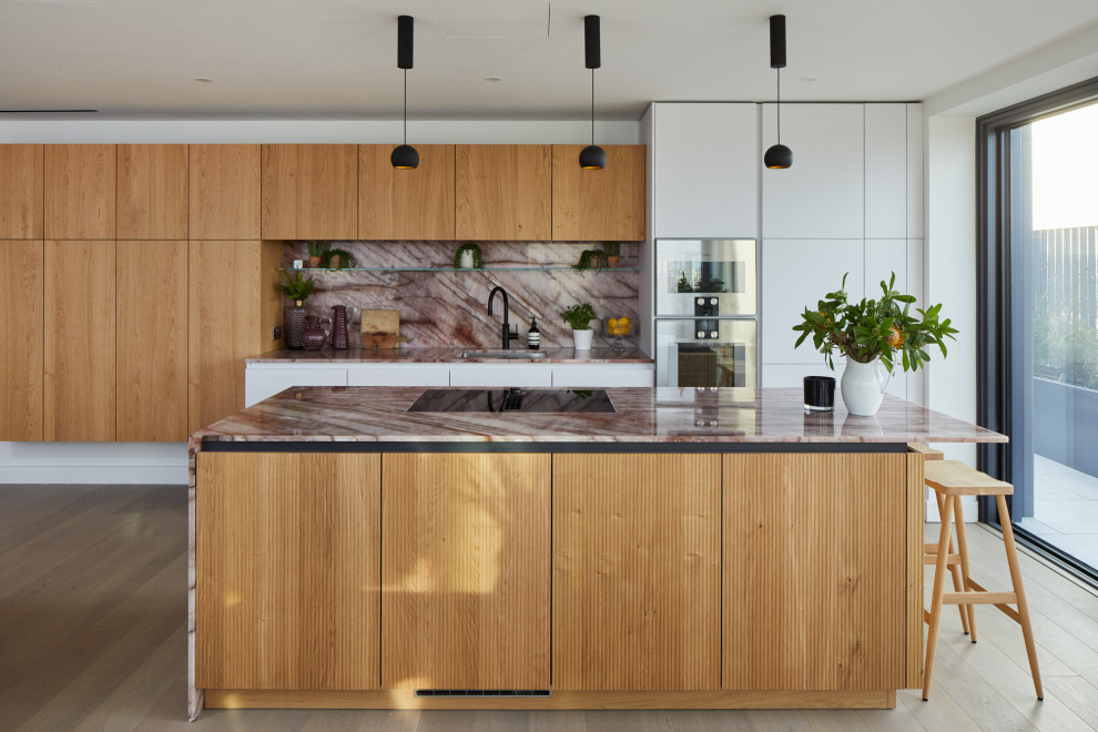 Offene, Einzeilige, Große Moderne Küche mit Kücheninsel in London