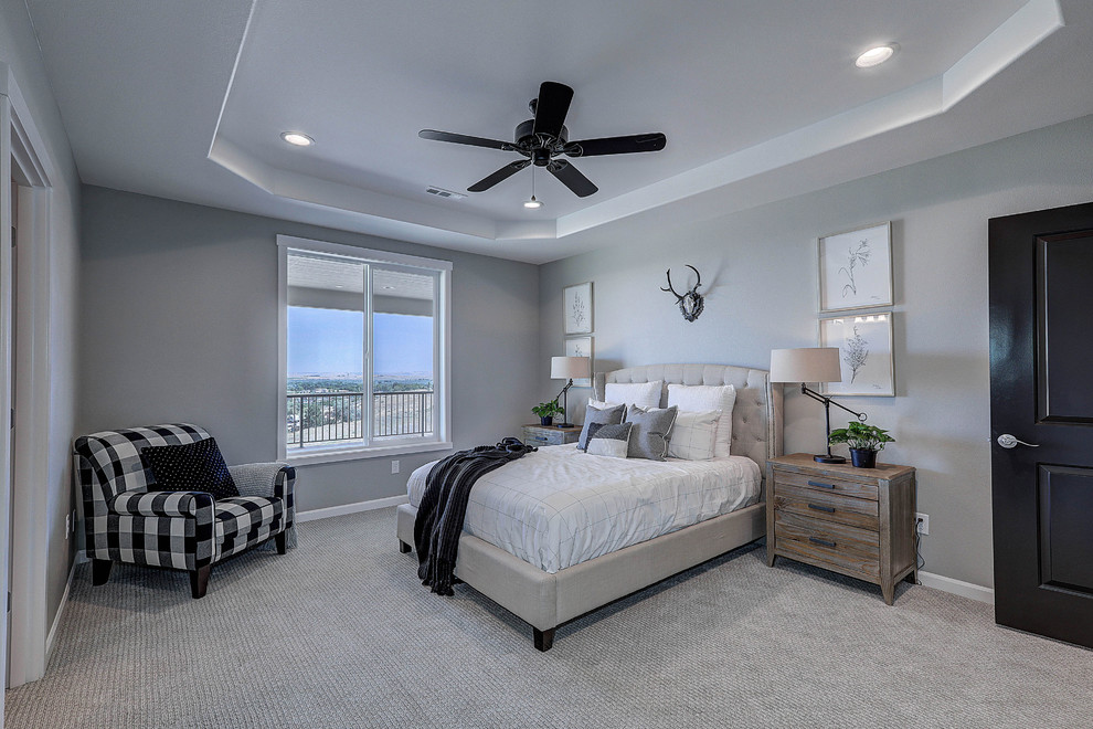 Example of a transitional home design design in Seattle