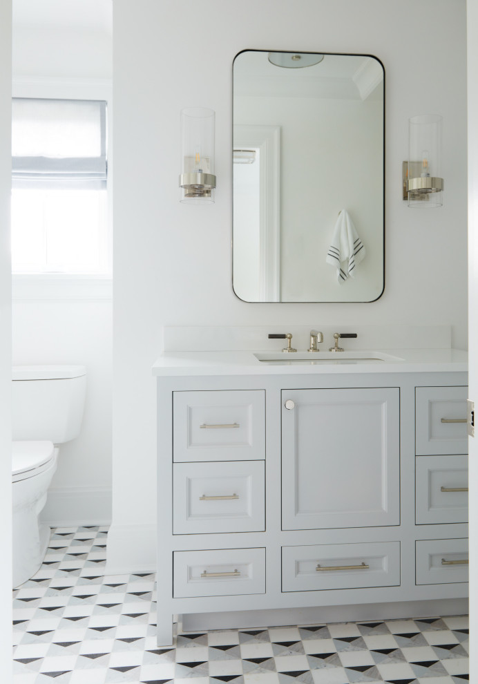Inspiration för ett litet vintage vit vitt badrum med dusch, med luckor med infälld panel, en hörndusch, en toalettstol med separat cisternkåpa, flerfärgad kakel, flerfärgade väggar, mosaikgolv, ett undermonterad handfat, flerfärgat golv, dusch med gångjärnsdörr och grå skåp