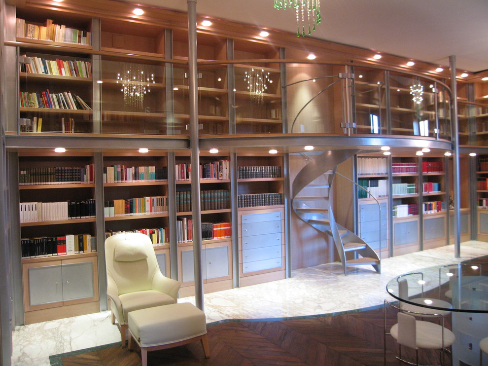 Ispirazione per un ampio soggiorno minimalista con libreria, parquet scuro, parete attrezzata e boiserie