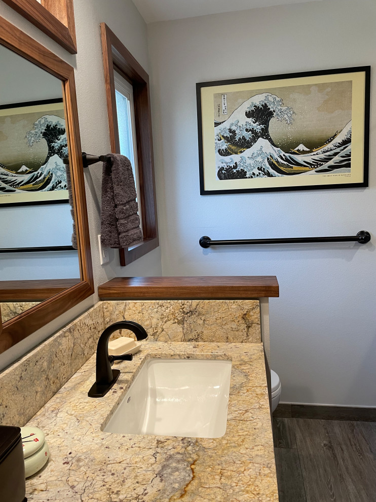 Exempel på ett mellanstort klassiskt beige beige en-suite badrum, med luckor med upphöjd panel, skåp i mellenmörkt trä, en hörndusch, en toalettstol med separat cisternkåpa, beige kakel, porslinskakel, grå väggar, klinkergolv i porslin, ett undermonterad handfat, granitbänkskiva, brunt golv och dusch med gångjärnsdörr