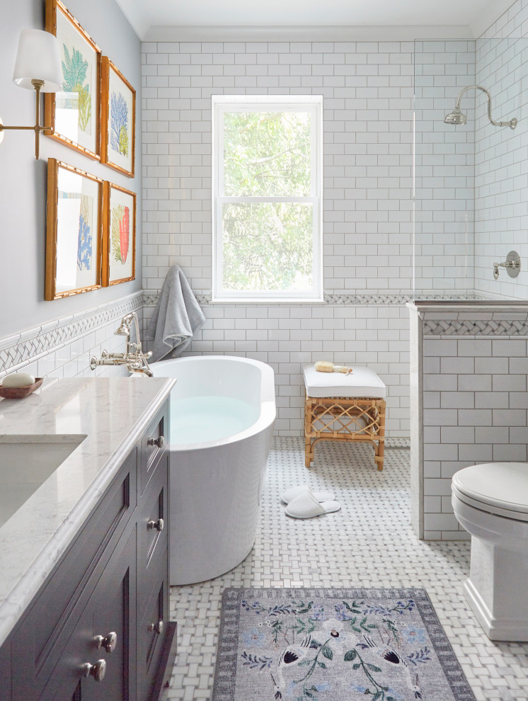 На фото: главная ванная комната среднего размера в викторианском стиле с фасадами в стиле шейкер, серыми фасадами, отдельно стоящей ванной, открытым душем, унитазом-моноблоком, белой плиткой, цементной плиткой, серыми стенами, полом из мозаичной плитки, накладной раковиной, столешницей из кварцита, белым полом, открытым душем, белой столешницей, тумбой под одну раковину и встроенной тумбой с