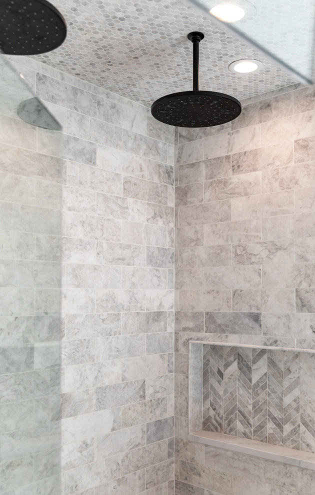 Пример оригинального дизайна: большая главная ванная комната в стиле ретро с фасадами островного типа, фасадами цвета дерева среднего тона, отдельно стоящей ванной, двойным душем, унитазом-моноблоком, серой плиткой, мраморной плиткой, серыми стенами, мраморным полом, врезной раковиной, столешницей из искусственного кварца, серым полом, душем с распашными дверями, белой столешницей, сиденьем для душа, тумбой под две раковины и встроенной тумбой