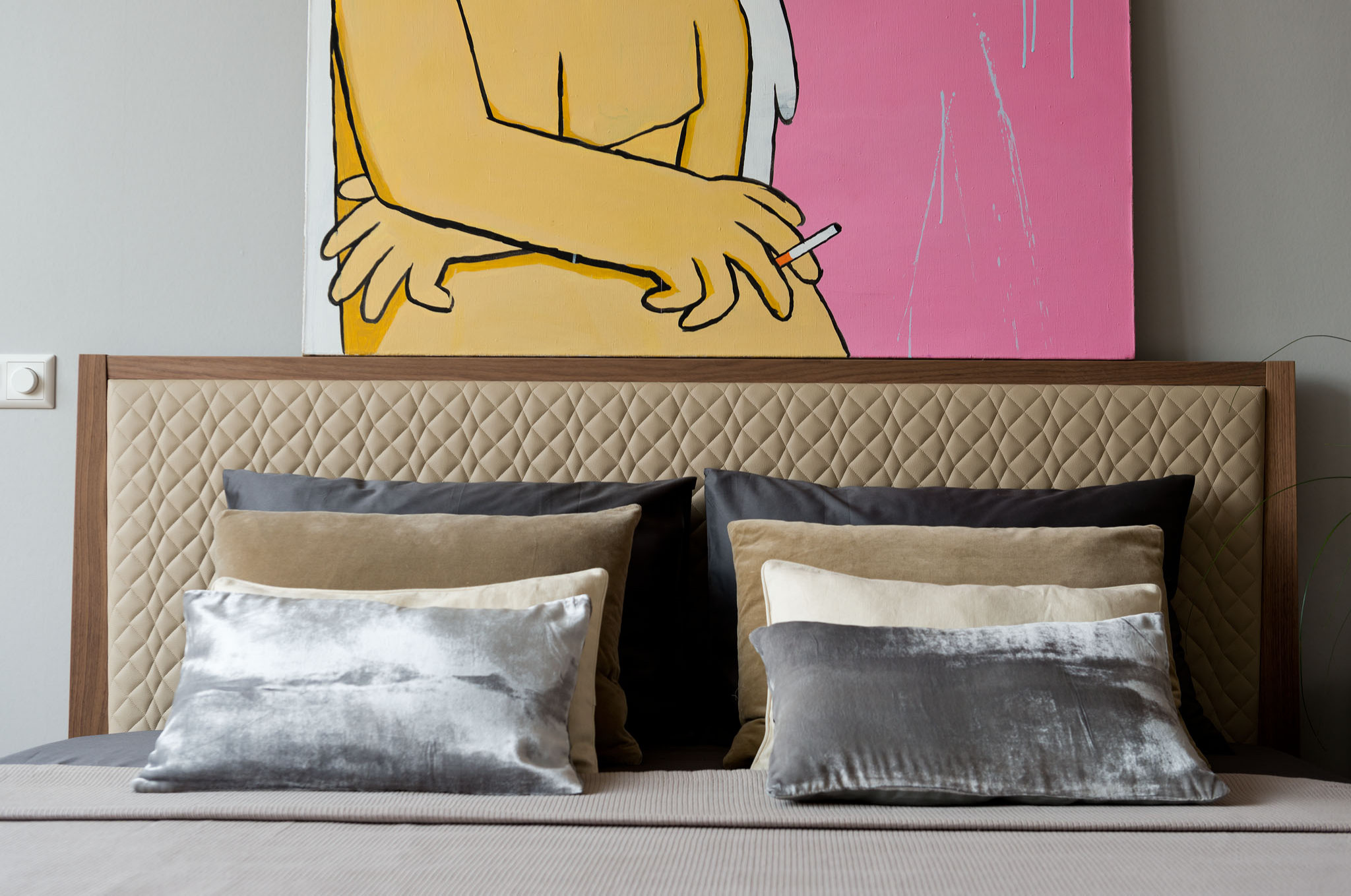 Декоративная диванная подушка в интерьере – подбираем правильно, чтобы оживить комнату