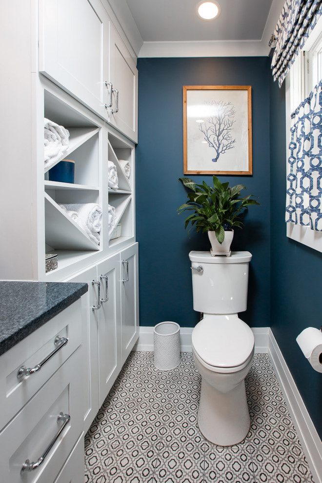 Ejemplo de dormitorio principal clásico renovado pequeño con paredes azules, suelo de baldosas de cerámica y suelo multicolor