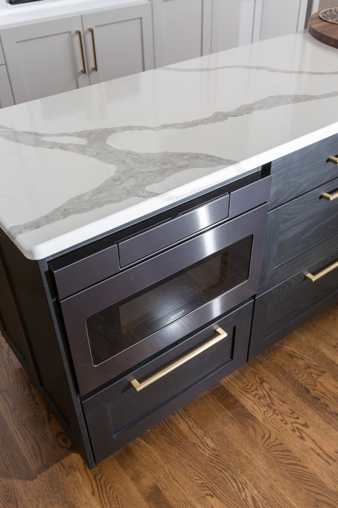 Transitional kitchen photo in Cincinnati