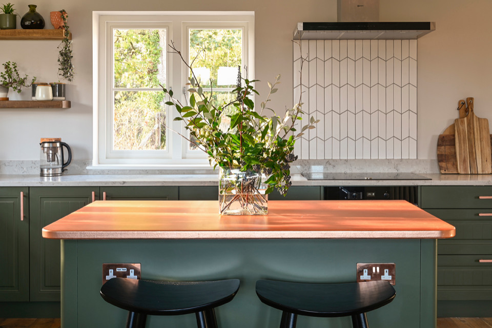 Стильный дизайн: кухня-столовая среднего размера в скандинавском стиле с зелеными стенами, паркетным полом среднего тона и коричневым полом - последний тренд