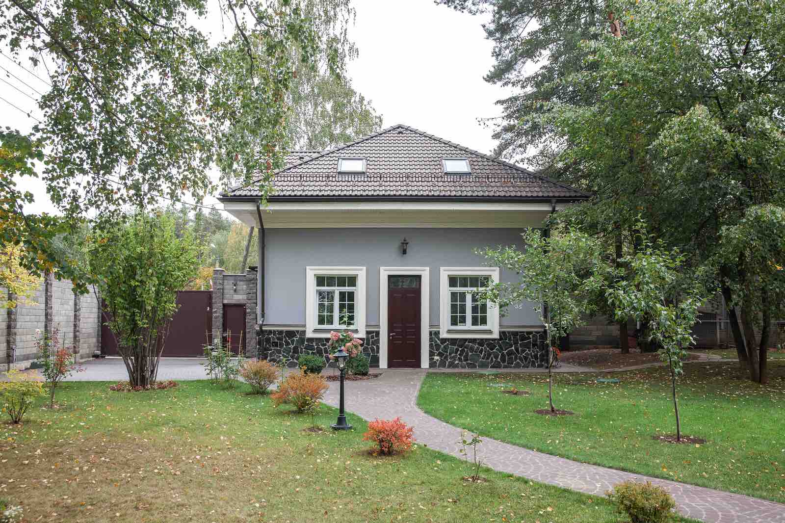 дом охраны с гаражом