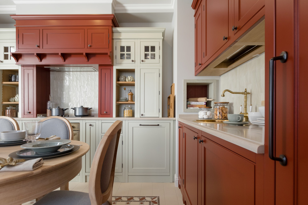 Классическая кухня в американском стиле с яркими акцентами