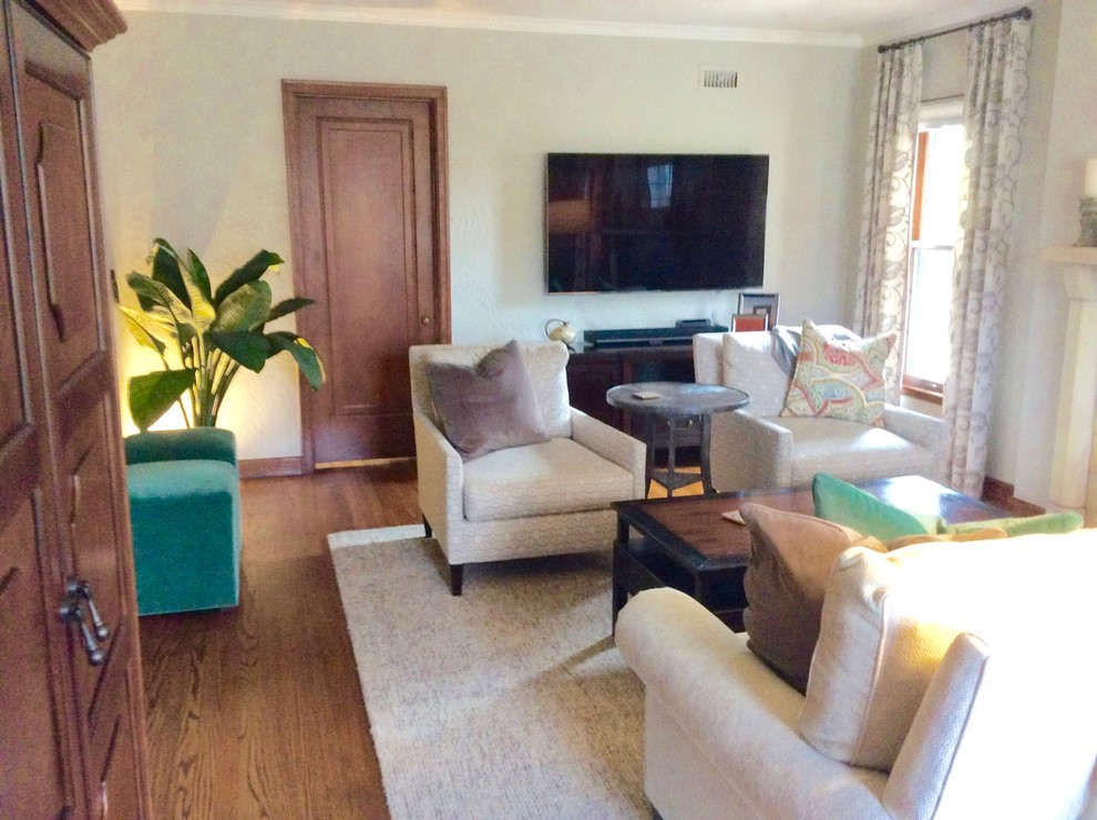 Example of a transitional home design design in Phoenix