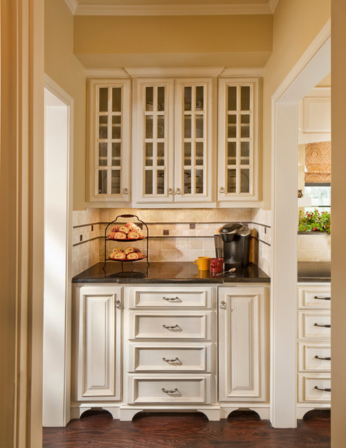 Beverage Station/Butler's Pantry - Traditional - Kitchen - Dallas - by ...