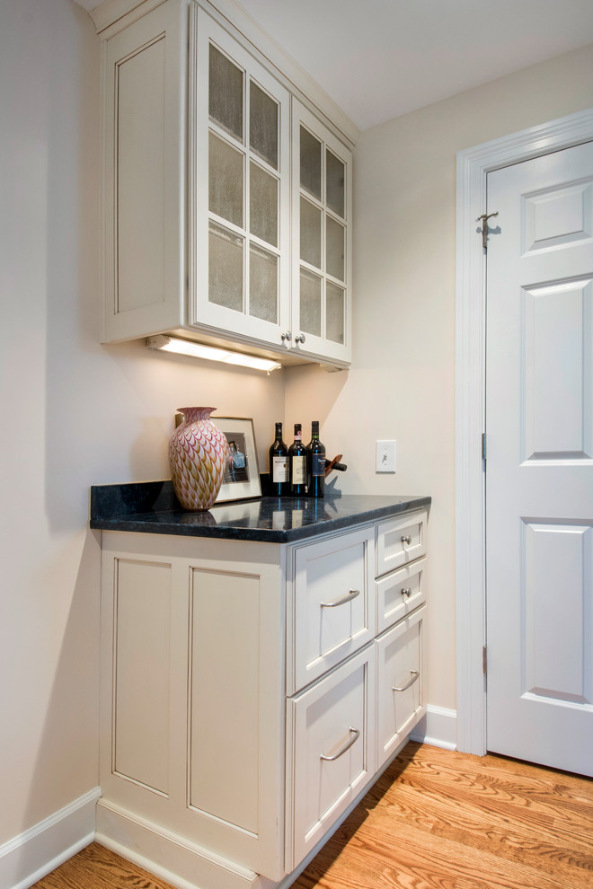 Example of a transitional kitchen design in Columbus