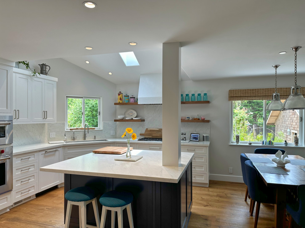 Idee per una sala da pranzo aperta verso la cucina classica di medie dimensioni con pareti bianche, pavimento in legno massello medio e pavimento marrone