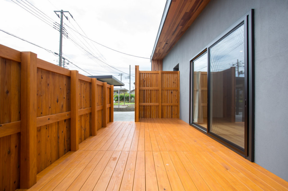 Стильный дизайн: балкон и лоджия в стиле модернизм с деревянными перилами - последний тренд