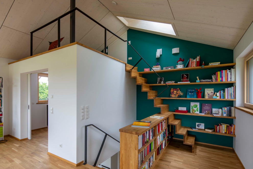 Gerade Skandinavische Holztreppe mit Holz-Setzstufen und Stahlgeländer in München