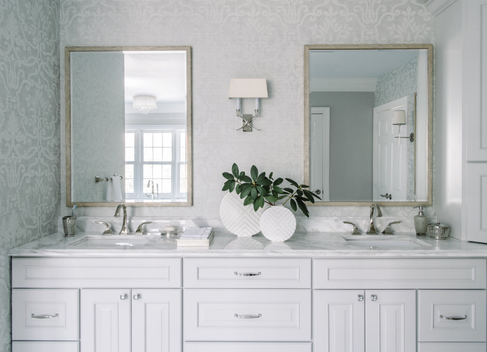 Inspiration för mellanstora moderna turkost en-suite badrum, med skåp i shakerstil, vita skåp, ett fristående badkar, våtrum, marmorgolv, ett undermonterad handfat och marmorbänkskiva